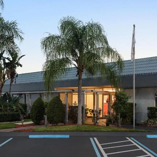 Ramada by Wyndham Cocoa，位于可可的酒店