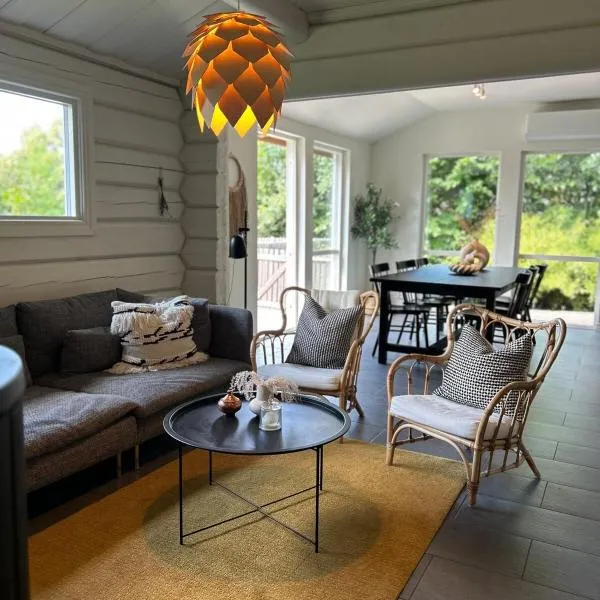 Modern Log Cabin with Fireplace, Forest and EV Parking，位于耶纳普的酒店