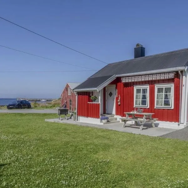 Cozy Seaside Cabin in the Heart of Bud，位于Bud的酒店