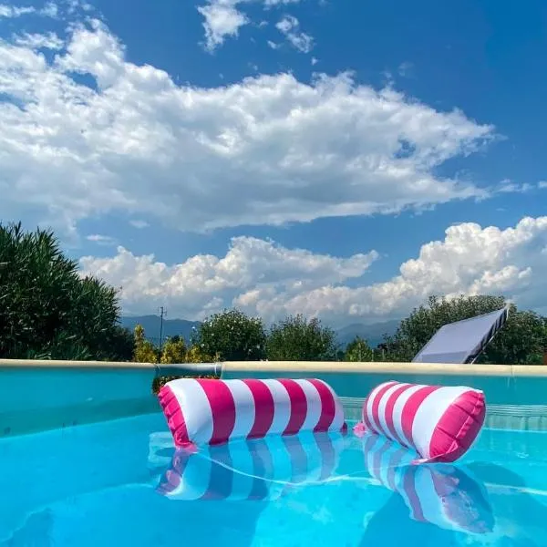 Orto del pettirosso Appartamento con piscina privata e BBQ,位于Front的酒店