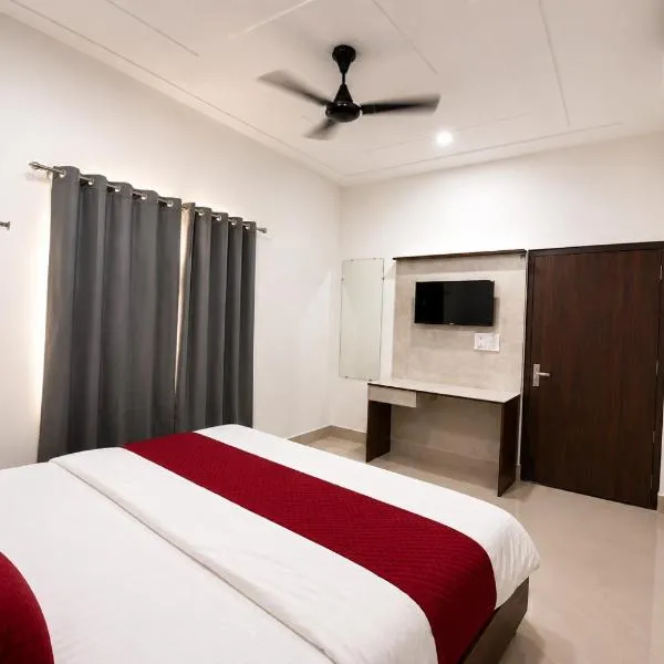 Hotel SSD - Vrindavan #Near All Major Temples #AC Rooms #Couple Friendly #Lift,位于范兰德凡的酒店