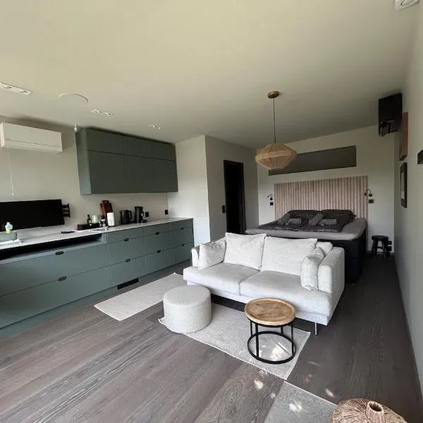 New & modern guest house 70 metres from the fjord，位于Vestby的酒店