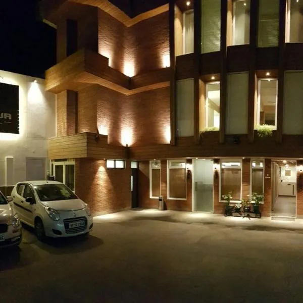 Mayur Hotel Bar And Restaurant，位于索兰的酒店