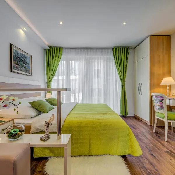 Room&studio Apartment Just Enjoy，位于斯普利特的酒店