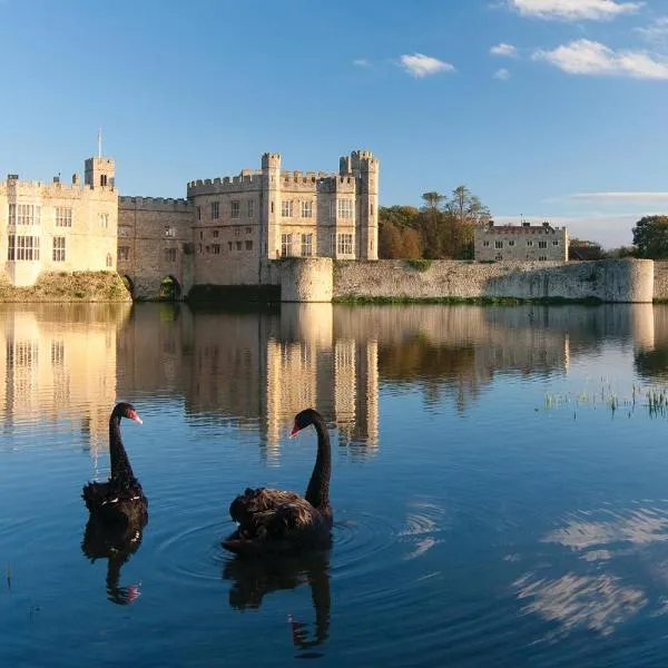 Leeds Castle Stable Courtyard Bed and Breakfast，位于Sutton Valence的酒店