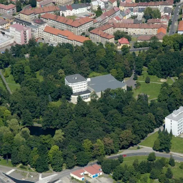 索科洛夫公园酒店，位于Kostelní Bříza的酒店