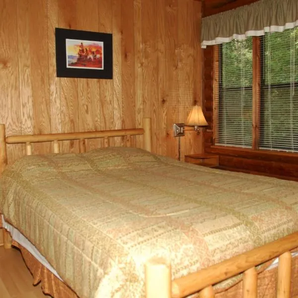 Carolina Landing Camping Resort Cabin 14，位于Fair Play的酒店