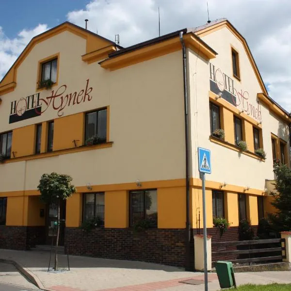 希内克酒店，位于Velké Poříčí的酒店