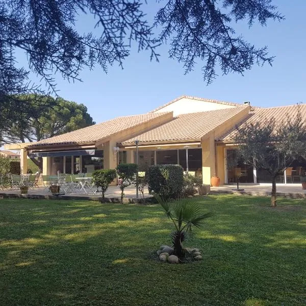 Hôtel Restaurant Le Mas De L'Olivier，位于蓬圣埃斯普里的酒店