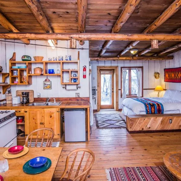 Taos Goji Farm & Eco-Lodge Retreat，位于Twining的酒店