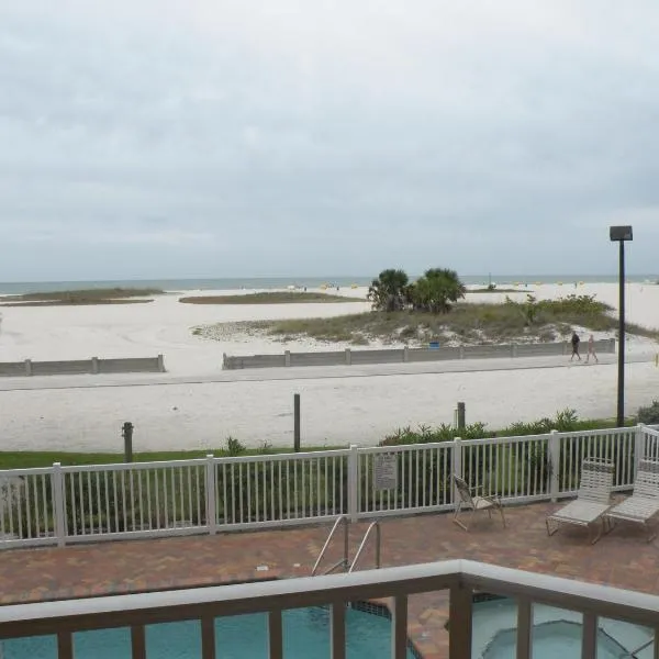 Surf Beach Treasure Island Resort，位于圣徒皮特海滩的酒店