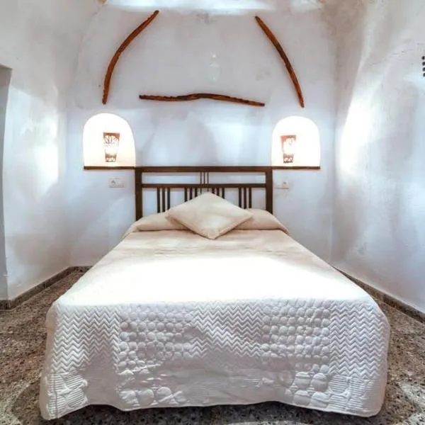 Cueva El Murallon Benamaurel，位于Cortes de Baza的酒店