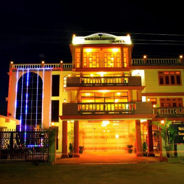 檀香木酒店，位于Shwenyaung的酒店