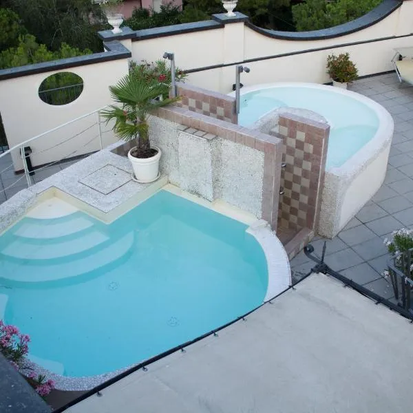 因里奇塔酒店，位于代森扎诺-德尔加达的酒店