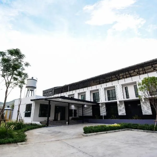 北碧BY酒店，位于Ban Ko Samrong的酒店