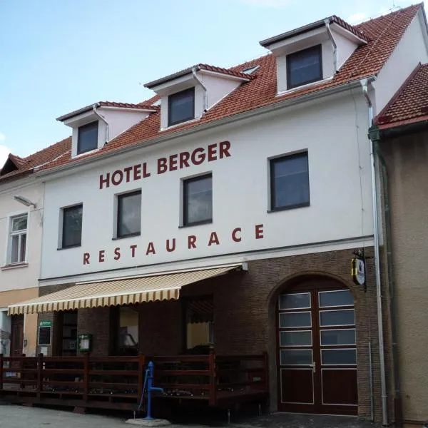 伯格酒店，位于Deštná的酒店