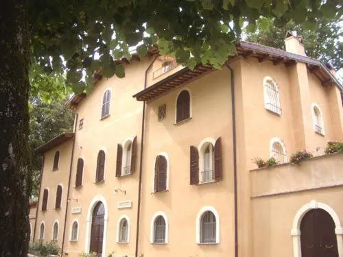 罗坎达德尔博尔戈酒店，位于Molino di Renzetti的酒店