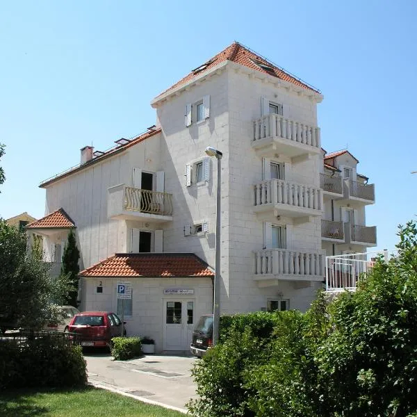 苏佩塔尔别墅旅馆，位于Škrip的酒店