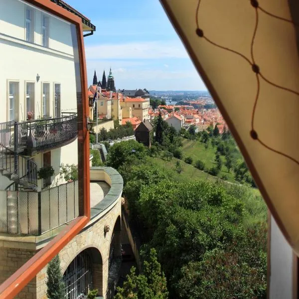 Questenberg Hotel，位于Řež的酒店