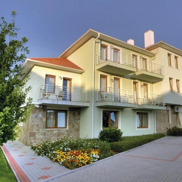 Jade Hotel-Ezüsthíd Hotel，位于维斯普雷姆的酒店