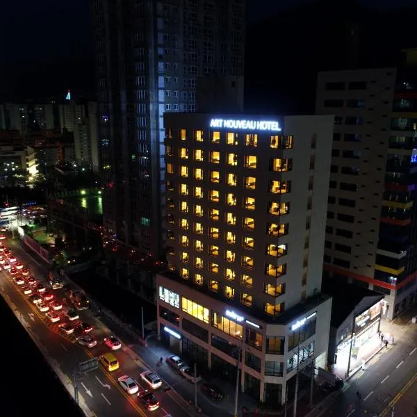 巨济新艺术套房酒店，位于Sinhyŏn的酒店