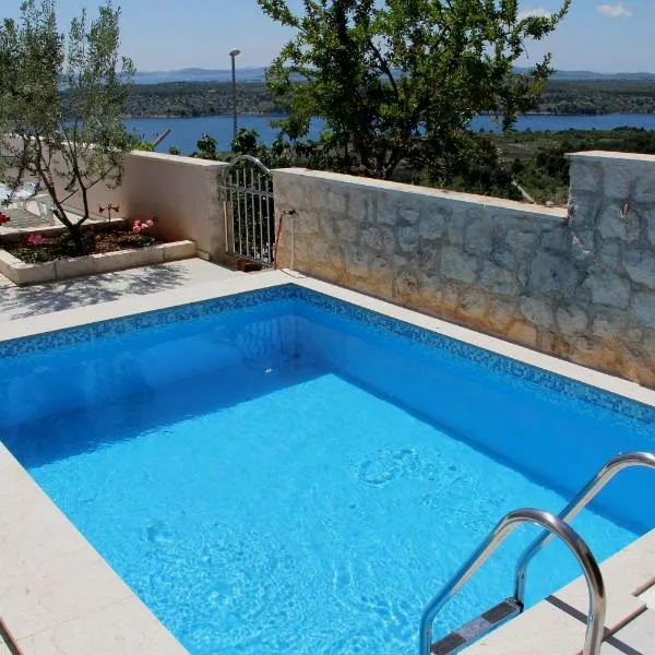 日落公寓，位于希贝尼克的酒店