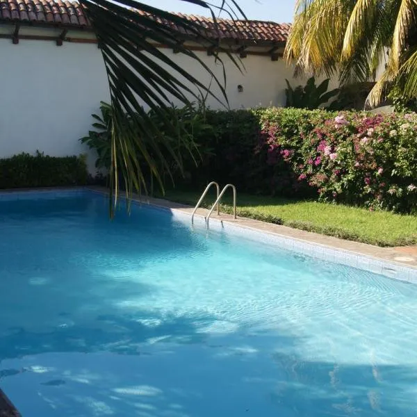 Hotel Cacique Adiact，位于La Marimba的酒店