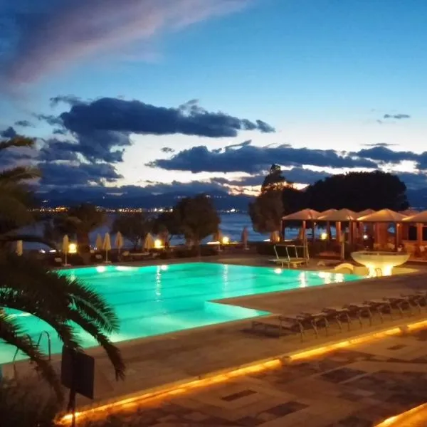 Ramada Loutraki Poseidon Resort，位于沃里亚戈米尼湖的酒店