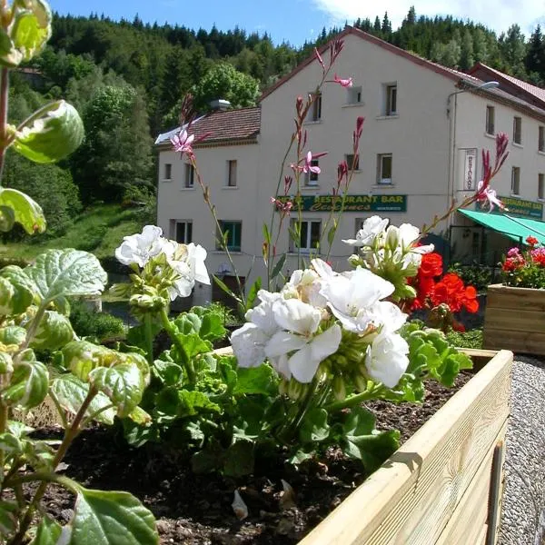 Logis Hôtel Restaurant Les Cévennes，位于Le Lac-d'Issarlès的酒店