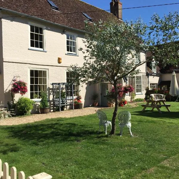 家庭农场住宿加早餐旅馆，位于Wimborne Saint Giles的酒店