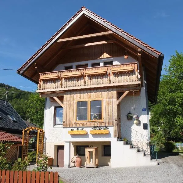 Ferienhaus in der Schlipfing mit Garten，位于格吕瑙的酒店