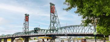 Governor Tom McCall Waterfront Park周边酒店