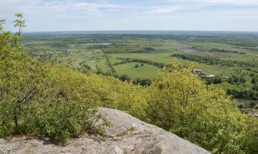 Haliburton Highlands to the Ottawa Valley的带泳池的酒店