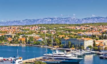 Zadar County的带停车场的酒店