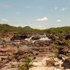 Chapada dos Veadeiros National Park的带停车场的酒店