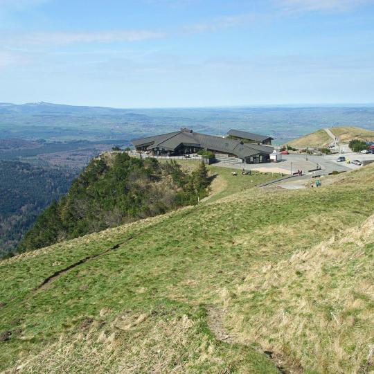 Puy-de-Dôme熔岩穹丘登顶远眺