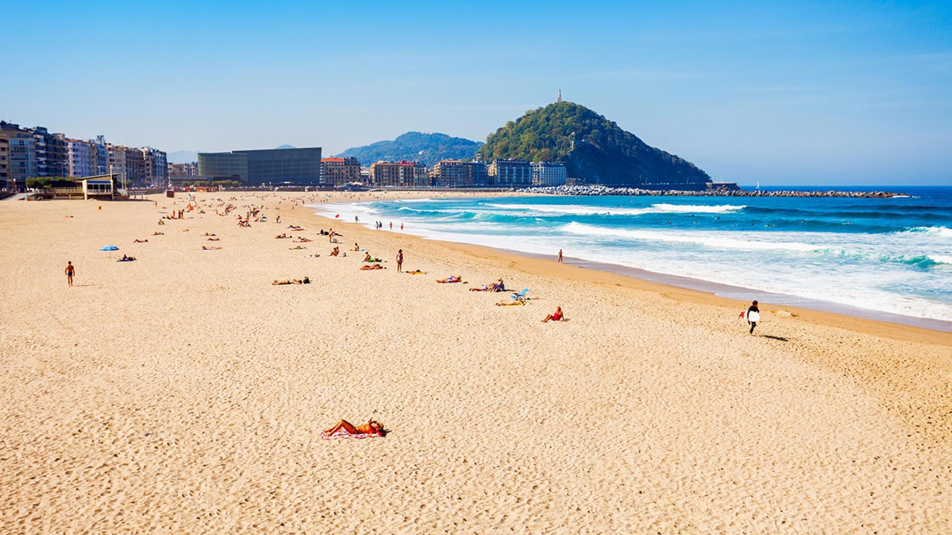 夏日的祖里奥拉海滩(zurriola beach) - 全球精彩海滩目的地之一
