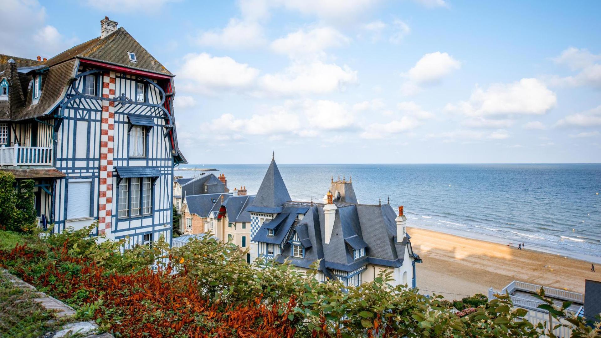 夏日的特鲁维尔海滩(trouville beach) - 全球精彩海滩目的地之一