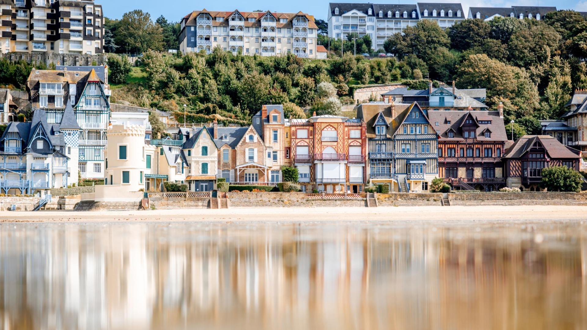 夏日的特鲁维尔海滩(trouville beach 全球精彩海滩目的地之一